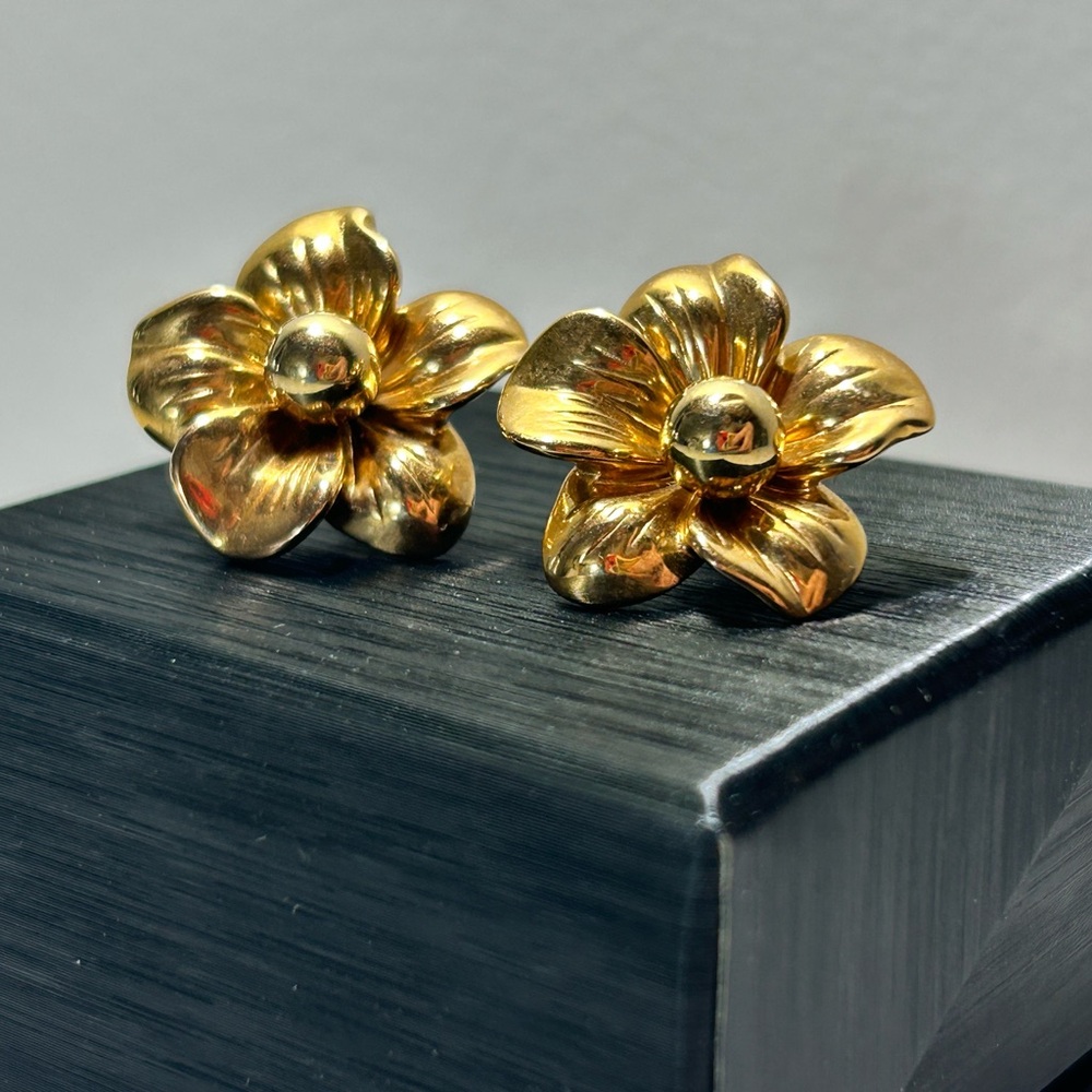 Stunning & Rare 14k yellow gold flower earrings